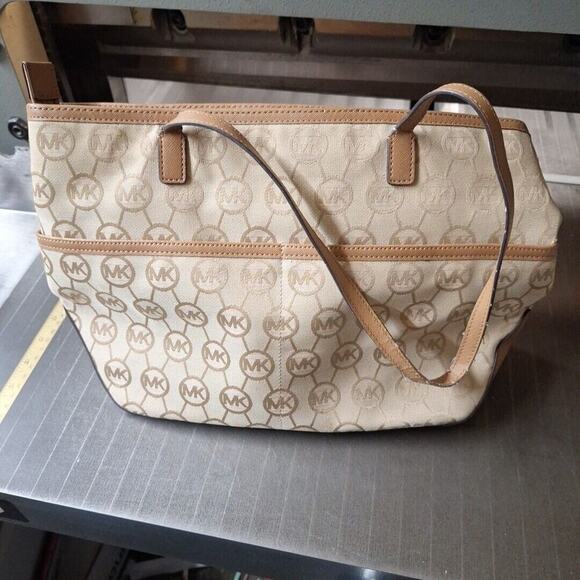 Michael Kors Kempton Signature Medium Pocket Tote (Beige/Camel/Tan) - Picture 2 of 8